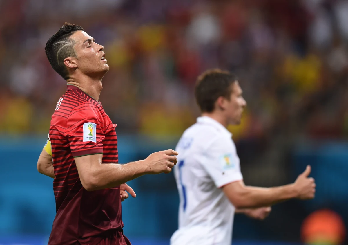 Cristiano Ronaldo znów zaprezentował nową fryzurę. Tym razem z boku głowy piłkarzowi wygolono dwie pręgi. Jak spekulują media, może to być wyraz solidarności gwiazdy futbolu z ciężko chorym chłopcem.