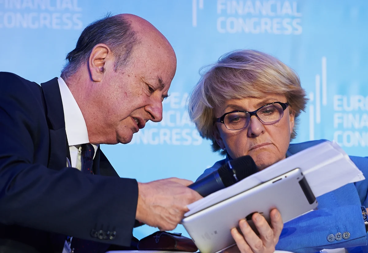 Były minister finansów Jacek Rostowski publicznie przeprosił w Sopocie europosłankę PO Danutę Huebner. Chodzi o słowa byłego szefa resortu finansów, które wypowiedział pod jej adresem pół roku temu. Nazwał ją wówczas "starą komuszką".