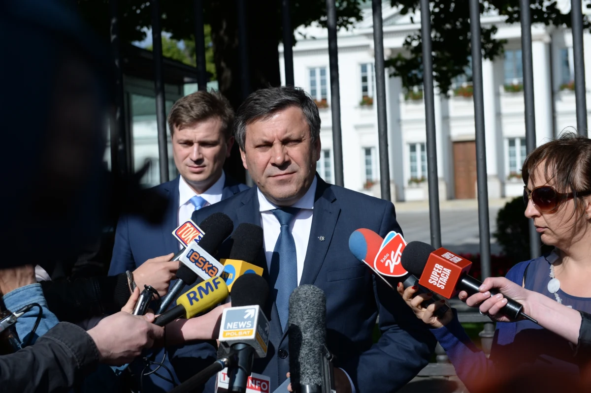 Jeżeli po wakacjach sprawa nielegalnego nagrywania polityków nie będzie całkowicie wyjaśniona, powinien powstać nowy rząd - mówił po spotkaniu z prezydentem lider PSL Janusz Piechociński. Dodał, że być może dojdzie też "do bardzo głębokiej korekty składu" obecnego rządu. 