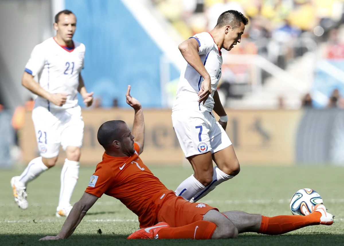 Choć drugą bramkę w tym meczu strzelił Memphis Depay, to całą akcję wypracował Arjen Robben. Holender po raz kolejny udowodnił swoją szybkość i pokonując połowę boiska podał piłkę Depay'owi, który mógł ją już tylko wbić do niepilnowanej bramki. Holendrzy zajmują pierwsze miejsce w swojej grupie.