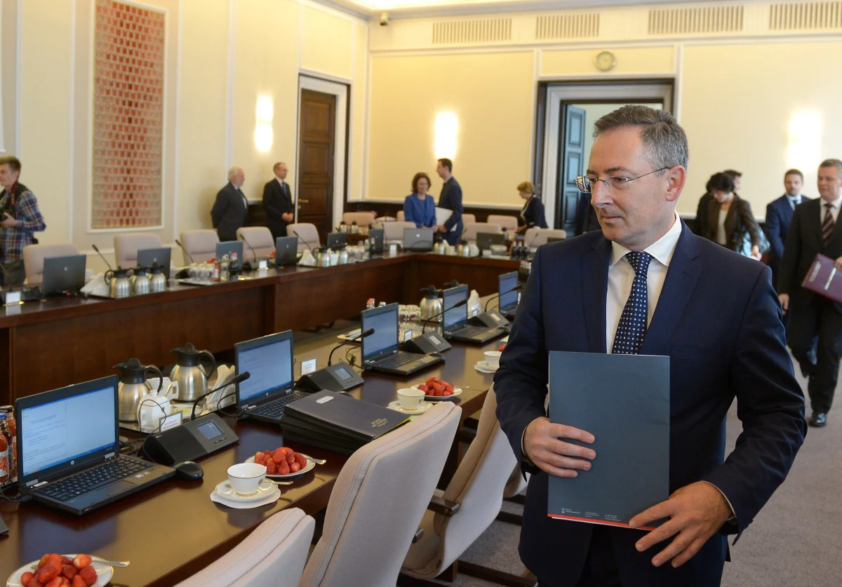 Minister Bartłomiej Sienkiewicz odmówił spotkania z Sylwestrem Latkowskim przed publikacją pierwszych tekstów o podsłuchach polityków - podaje "Wprost". Szef resortu spraw wewnętrznych miał nie zgodzić się na spotkanie mimo interwencji szefa CBA, Pawła Wojtunika.