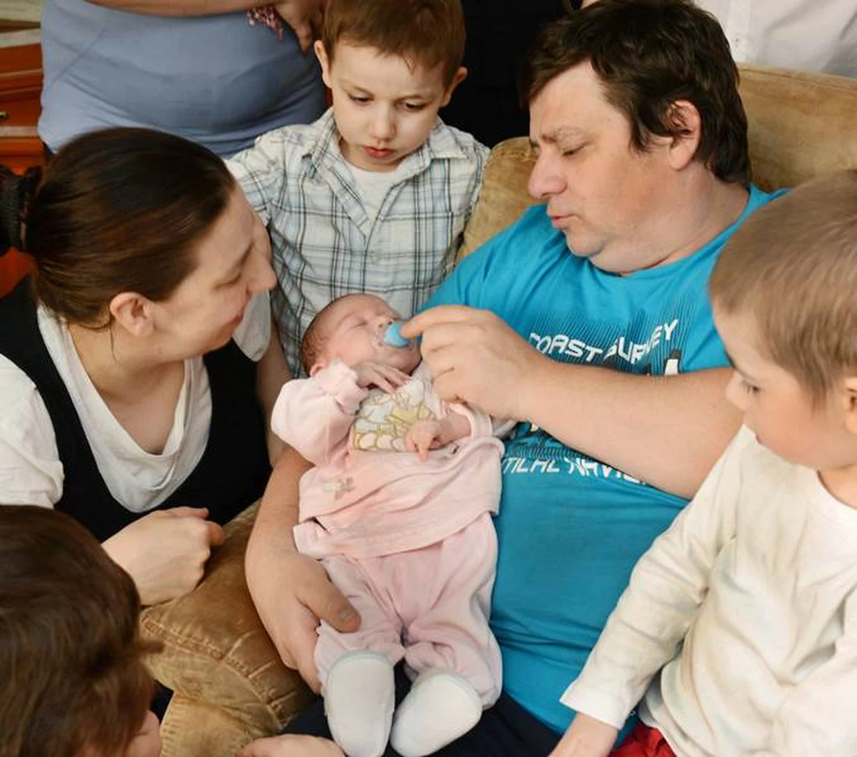 Karta Dużej Rodziny miała pomóc, ale okazała się jednak kompletną klapą. Ten dokument nie pomoże wielodzietnej rodzinie, a jedynie bogaczom - wyrokuje "Fakt".