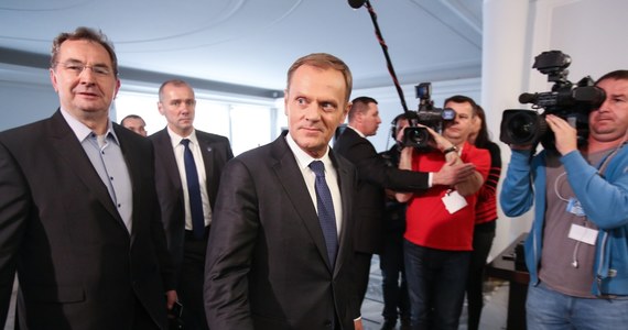 W Sejmie zebrał się klub Platformy Obywatelskiej. W posiedzeniu klubu uczestniczy szef partii, premier Donald Tusk. Tematem spotkania jest przede wszystkim sytuacja powstała po opublikowaniu przez "Wprost" nagrań z podsłuchów rozmów polityków, w tym ministrów. 