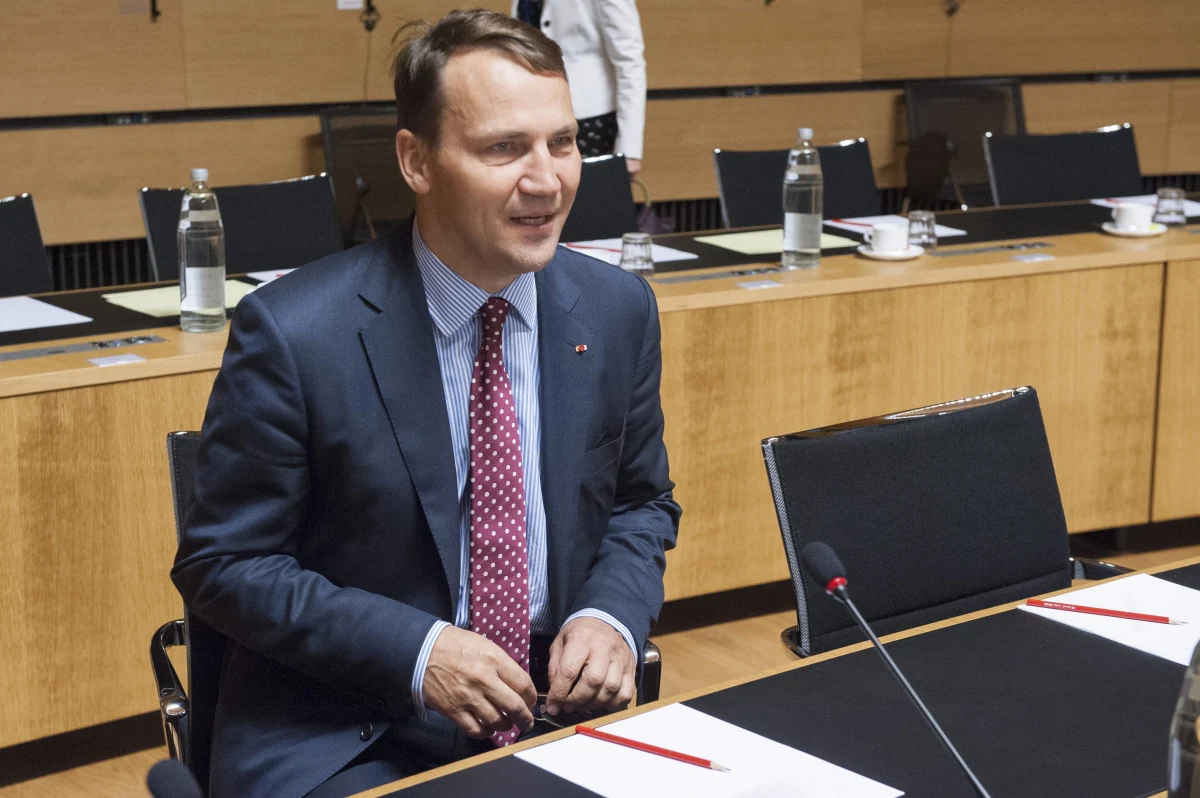 Premier Tusk pojedzie na unijny szczyt, który odbędzie się pod koniec tygodnia w Brukseli - bardzo politycznie osłabiony. A przywódcy 28 krajów mają wyznaczyć na tym spotkaniu szefa Komisji Europejskiej i targować się o najważniejsze stanowiska w Unii Europejskiej. Oczywiście wszyscy unijni przywódcy będą wiedzieć, że w otoczeniu Tuska są ministrowie, którzy się skompromitowali sprawami, którym niedaleko od korupcji. I na pewno niechętnie by wybrali kogoś, kto - jak zaraz okaże się - był nagrywany przez nie wiadomo kogo i w jakim celu. 