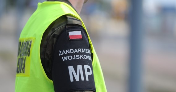 Ośmiu żołnierzy i sześć innych osób zatrzymała Żandarmeria Wojskowa z Elbląga i policjanci z Gdańska. Wszyscy są podejrzewani o popełnienie przestępstw w związku z zamówieniami publicznymi dla Marynarki Wojennej. Ich wartość to ponad milion złotych. 