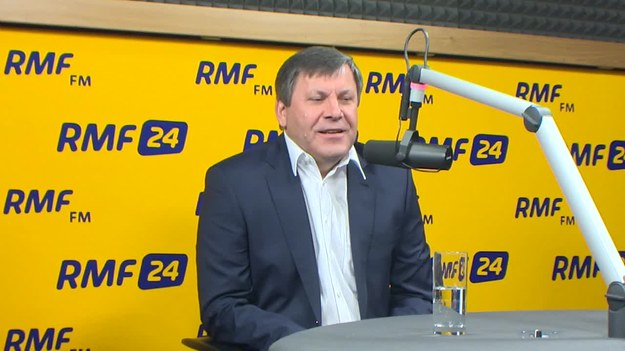 „Serce mnie boli i jest mi wstyd. To poważny kryzys”- mówi Janusz Piechociński w Kontrwywiadzie RMF FM pytany o swoją reakcję na treść ujawnionych ostatnio rozmów polityków PO. Gość Konrada Piaseckiego twierdzi, że jest zwolennikiem twardej reakcji na treść i sam fakt ujawnienia rozmów. „Trzeba zbudować zaporę, żeby polityka nie gniła”- wyjaśnia i tłumaczy, że „decyzja o pozostawieniu ministra Sienkiewicza na stanowisku, nie wydaje się skuteczna”, gdyż „może powstać wrażenie, że minister działa we własnej sprawie”. „Do tego musiałaby być przekonana Platforma. Jeśli Tusk przyjdzie z taką propozycją, możemy to rozważyć”- mówi pytany, czy PSL zaakceptowałby - w ramach tej samej koalicji - zmianę na stanowisku premiera.