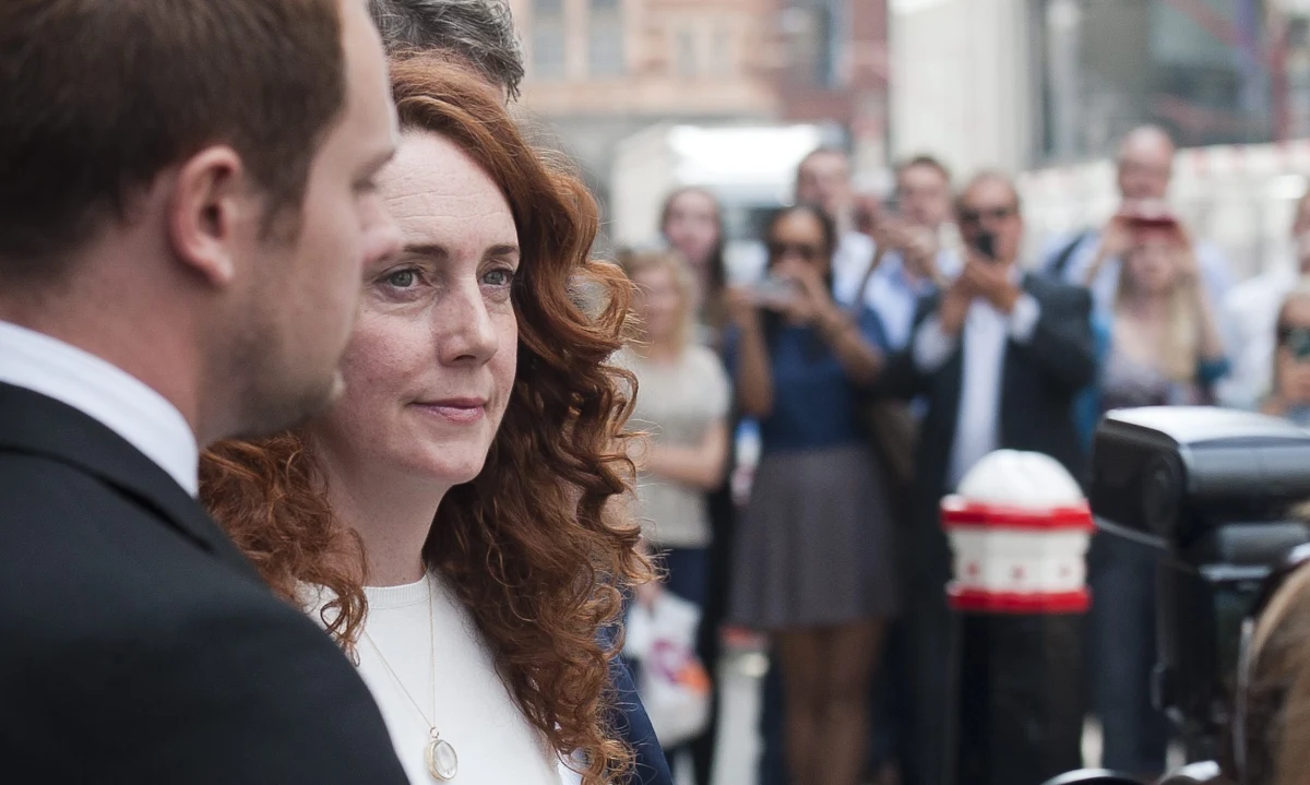 Rebekah Brooks, była dyrektor koncernu prasowego grupy News Corp. Ruperta Murdocha, została uniewinniona w procesie dotyczącym afery podsłuchowej. Za winnego sąd uznał natomiast Andy Coulsona, byłego spin doktora premiera Davida Camerona.