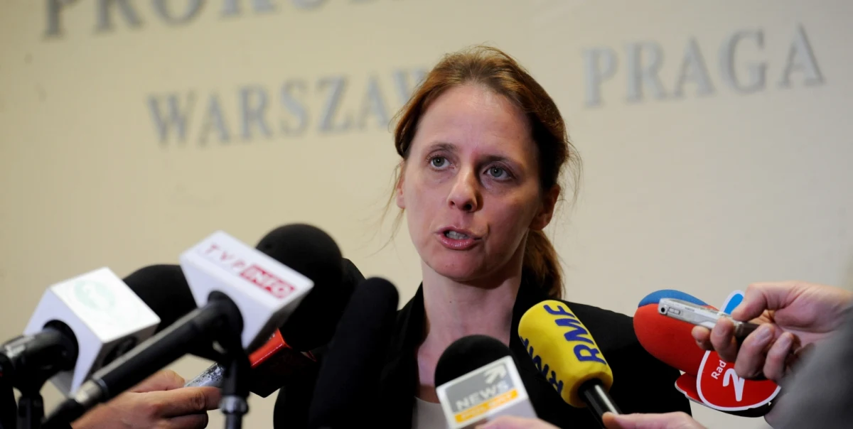 Dwie osoby zatrzymano w związku z aferą podsłuchową. Zostaną one przesłuchane jako podejrzani w środę - powiedziała Renata Mazur z Prokuratury Okręgowej Warszawa-Praga. Wcześniej Konrad L., kelner z restauracji Amber Room w Pałacu Sobańskich w Warszawie, usłyszał zarzut używania nielegalnego podsłuchu. Nie był zatrzymany, sam zgłosił się do prokuratury, gdzie został przesłuchany jako podejrzany.