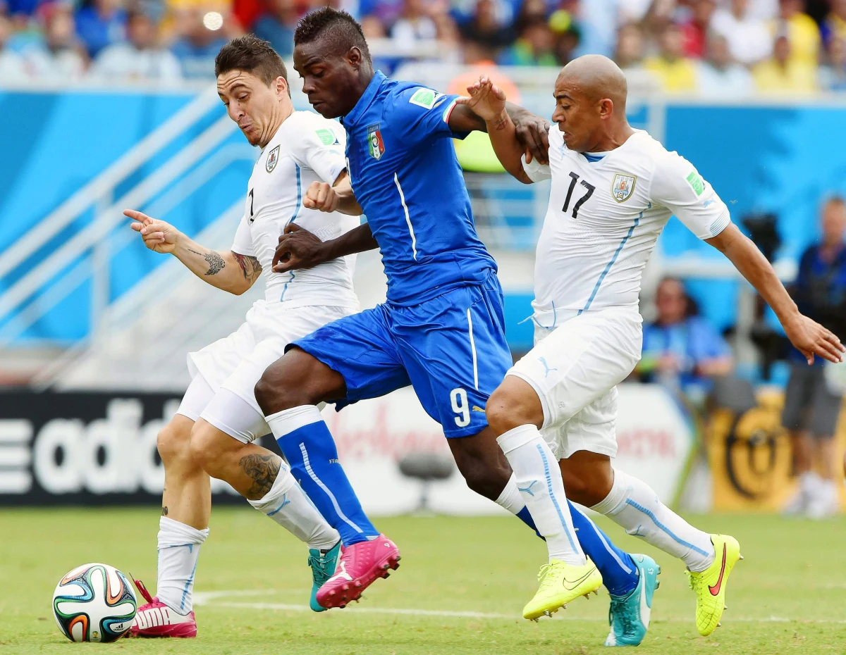 Włosi przegrali z Urugwajem 0:1 i pożegnali się z mistrzostwami w Brazylii. "Azzurrim" do awansu wystarczał remis, ale nie zdołali utrzymać bezbramkowego rezultatu do ostatniego gwizdka. W 81. minucie dość szczęśliwie piłkę do siatki skierował plecami Diego Godin, po dośrodkowaniu z rzutu rożnego.