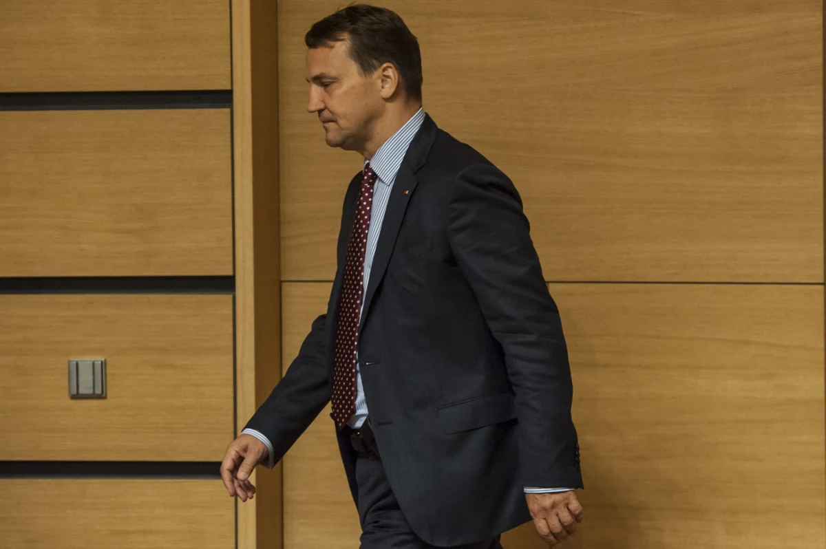 "Cała ambasada na Kubie dwoi się i troi, żeby zdobyć najlepsze cygara dla Tuska" - odpowiada szef dyplomacji Radosław Sikorski byłemu wicepremierowi Jackowi Rostowskiemu. Fragment nagrań z podsłuchów publikuje na swoich stronach w internecie tygodnik "Wprost". 