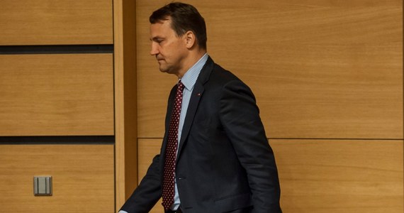 "Cała ambasada na Kubie dwoi się i troi, żeby zdobyć najlepsze cygara dla Tuska" - odpowiada szef dyplomacji Radosław Sikorski byłemu wicepremierowi Jackowi Rostowskiemu. Fragment nagrań z podsłuchów publikuje na swoich stronach w internecie tygodnik "Wprost". 