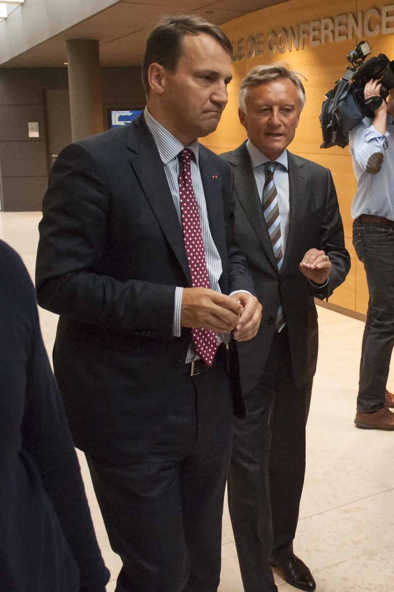 Słowa Radosława Sikorskiego o sojuszu z USA nie pomogą nam w nawiązywaniu dobrych relacji z przedstawicielami amerykańskiej administracji - mówią anonimowo pracownicy placówek dyplomatycznych w Stanach Zjednoczonych. W rozmowie z korespondentem RMF FM Pawłem Żuchowski podkreślają, że  takie wypowiedzi powodują, że ich wieloletnia praca idzie na marne. 