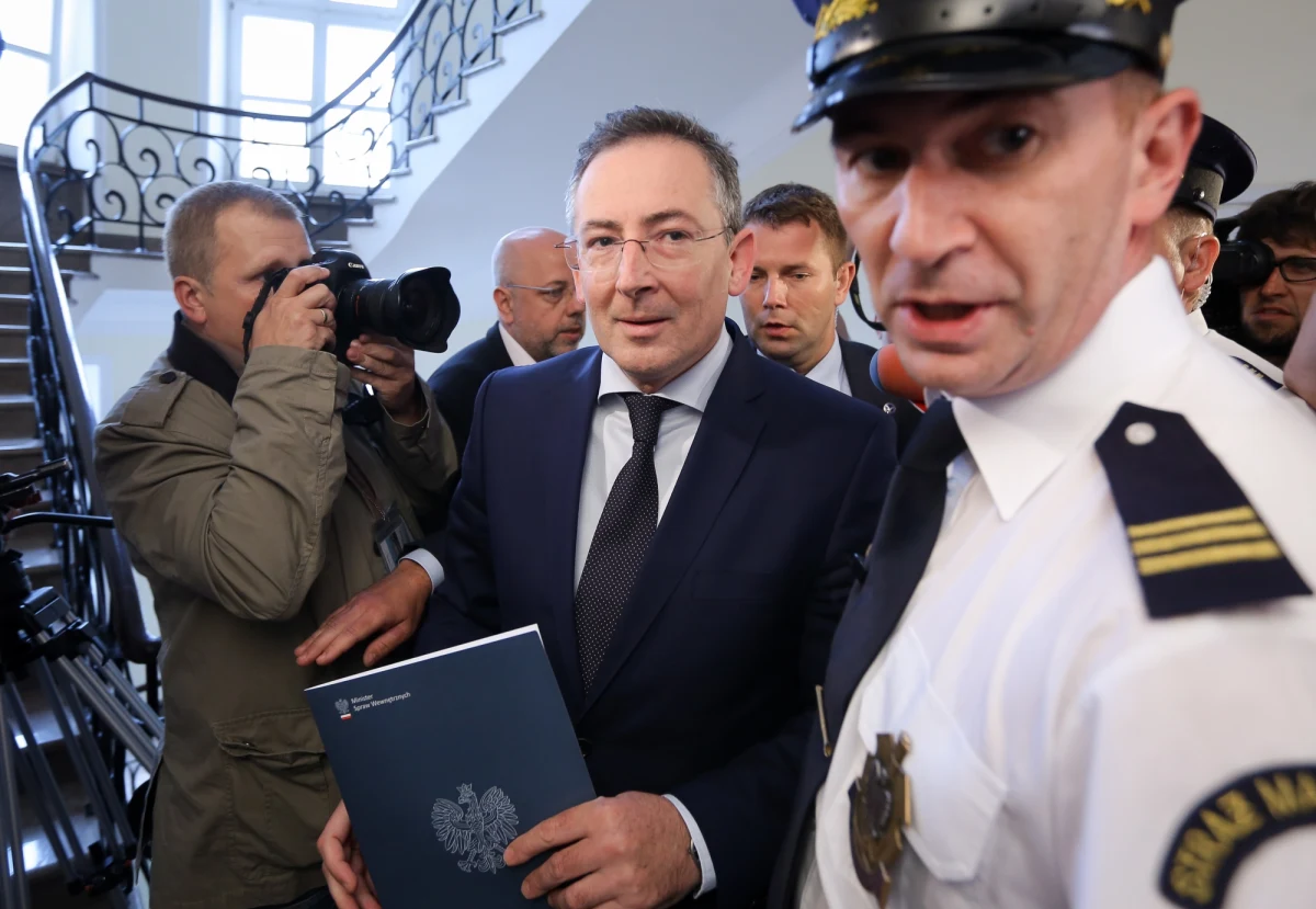 Dwie i pół godziny trwało nadzwyczajne posiedzenie sejmowej komisji do spraw specsłużb. Minister spraw wewnętrznych Bartłomiej Sienkiewicz oraz wiceszefowie ABW tłumaczyli się przed posłami z afery nagraniowej. Po wyjściu z posiedzenia nie chcieli rozmawiać z dziennikarzami. 