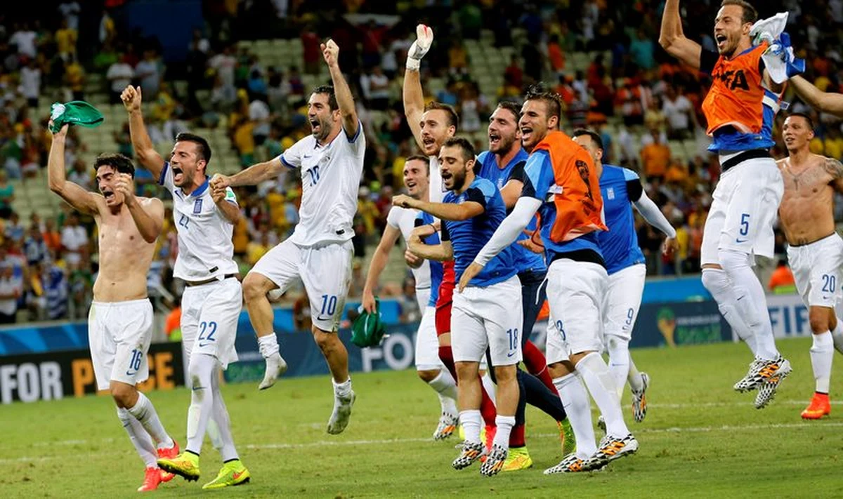 Piłkarze Grecji awansowali do 1/8 finału mistrzostw świata, pokonując po dramatycznym meczu w Fortalezie Wybrzeże Kości Słoniowej 2:1. Podopiecznym Fernando Santosa, zajmującym przed ostatnią kolejką spotkań ostatnie miejsce w grupie C, pomogli też Kolumbijczycy, którzy w tym samym czasie w Cuiabie wygrali z Japonią 4:1.