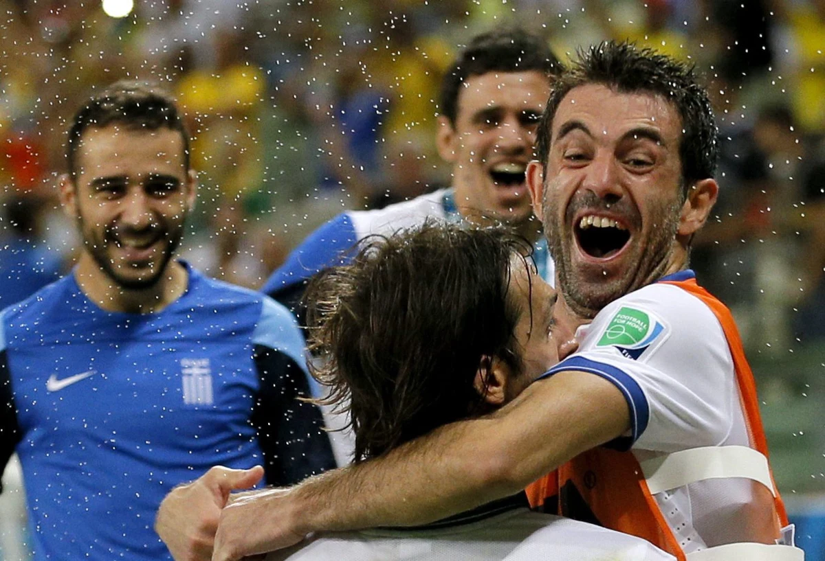 "To jest jak sen", "Niewiarygodne, ale prawdziwe", "Bóg istnieje" - piszą greckie media w pierwszych reakcjach po awansie piłkarzy do 1/8 finału mistrzostw świata w Brazylii. Reprezentacja tego kraju dokonała tej sztuki po raz pierwszy w historii.