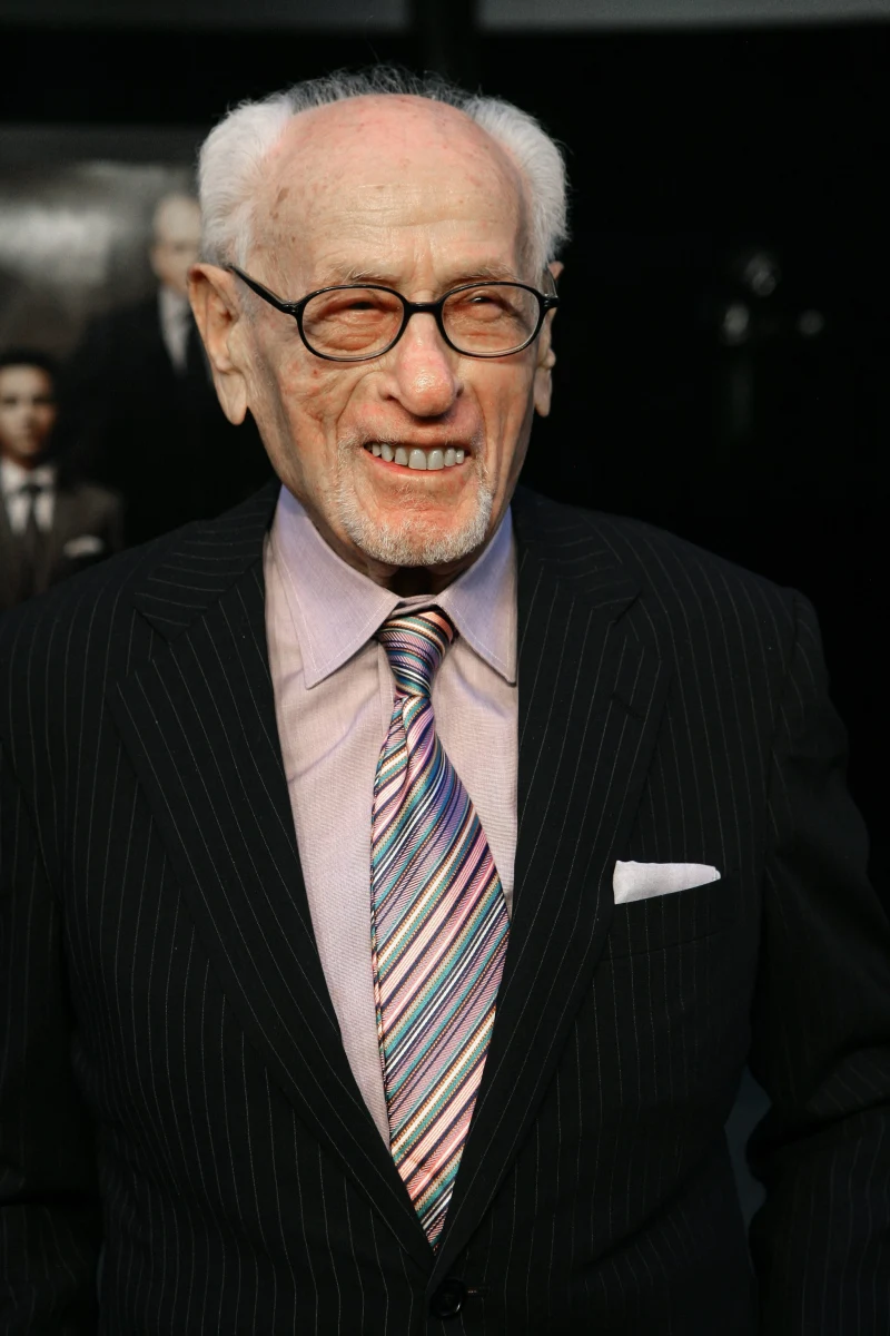 Nie żyje legendarny amerykański aktor Eli Wallach, który zapisał się w historii kina m.in. dzięki brawurowej roli bandyty w westernie Sergia Leone "Dobry, zły i brzydki". Artysta grał u boku największych gwiazd, takich jak Clark Gable i Marilyn Monroe. Laureat Oscara z 2010 roku zmarł w wieku 98 lat. 
