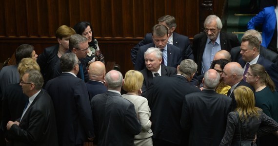 Szef PSL Janusz Piechociński zapowiedział, że ludowcy poprą wniosek o wotum zaufania dla rządu. PiS mówi o "chytrej ucieczce". Wcześniej premier Donald Tusk złożył wniosek o wotum zaufania dla rządu z prośbą o jak najszybsze przegłosowanie.