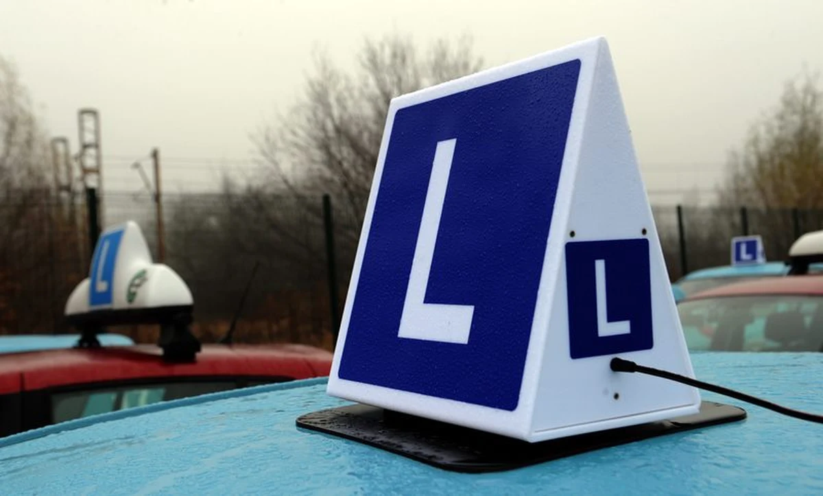 Absurd w przepisach ustawy o kierujących. Kierowca, który straci prawo jazdy za przekroczenie dopuszczalnej liczby punktów karnych, nie może przed egzaminem wykupić dodatkowych godzin z instruktorem. Zabrania tego obowiązujące prawo. RMF FM interweniuje w sprawie kierowców - ministerstwo pracuje już nad zmianą.