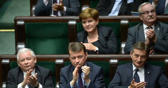 Prezes PiS Jarosław Kaczyński zapowiedział, że PiS - tak jak planowało - złoży wniosek o konstruktywne wotum nieufności wobec rządu Donalda Tuska. Ocenił, że wystąpienie premiera w Sejmie ws. podsłuchów było "puste, nie odnoszące się do meritum" sprawy.
