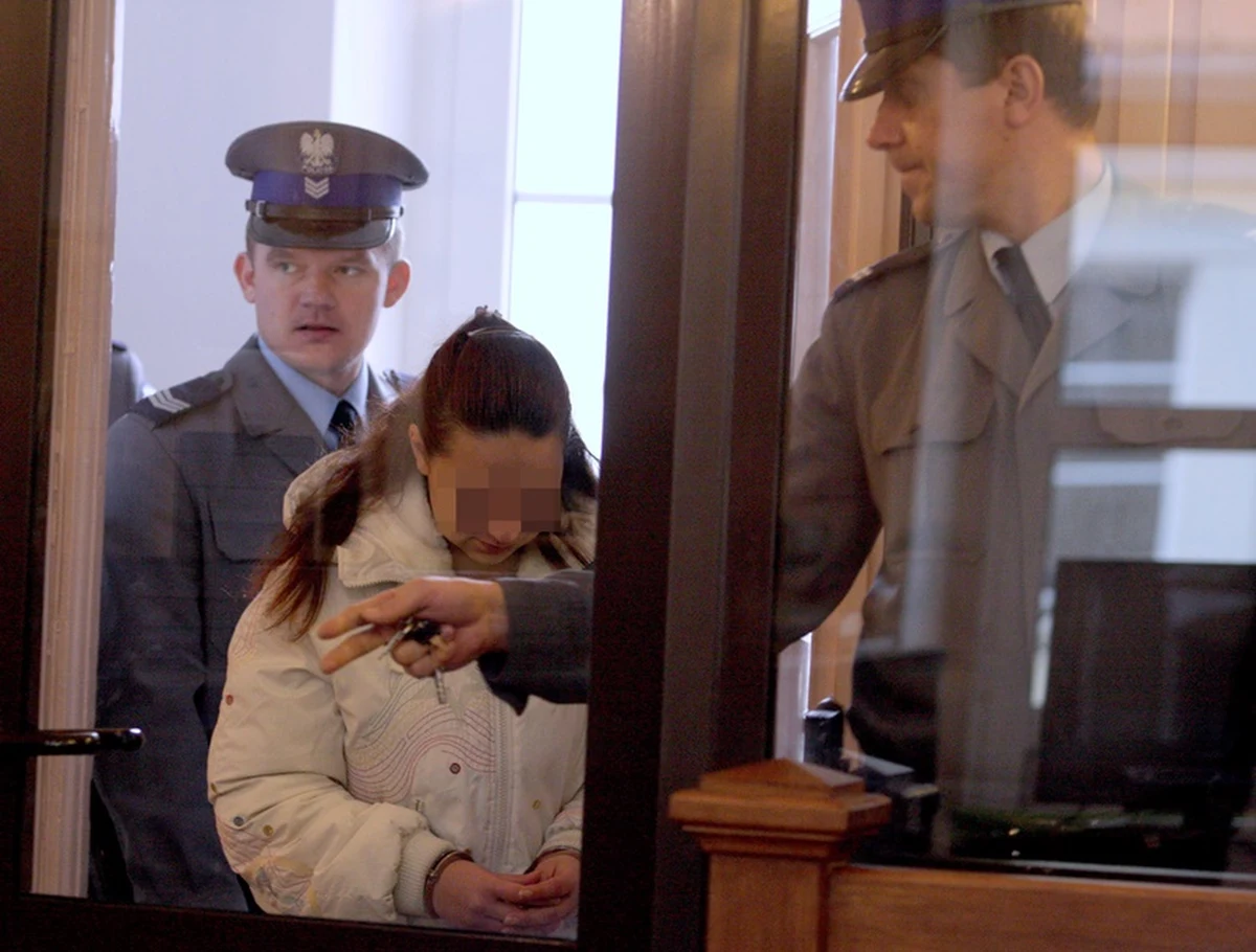 "Pozabijam wasze dzieci. Tak będę robić z każdym bachorem!" - mówiła w sądzie Ewelina Cz. W 2008 r. kobieta zabiła dziecko, które wydarła z wózka i z furią rzuciła na ziemię. Psychopatka - już dziś zwana "Trynkiewiczem w spódnicy" - może jednak zrealizować swą groźbę, bo właśnie wychodzi z więzienia - podaje "Fakt".