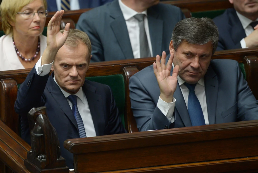 Premier Donald Tusk i wicepremier, minister gospodarki Janusz Piechociński podczas głosowania