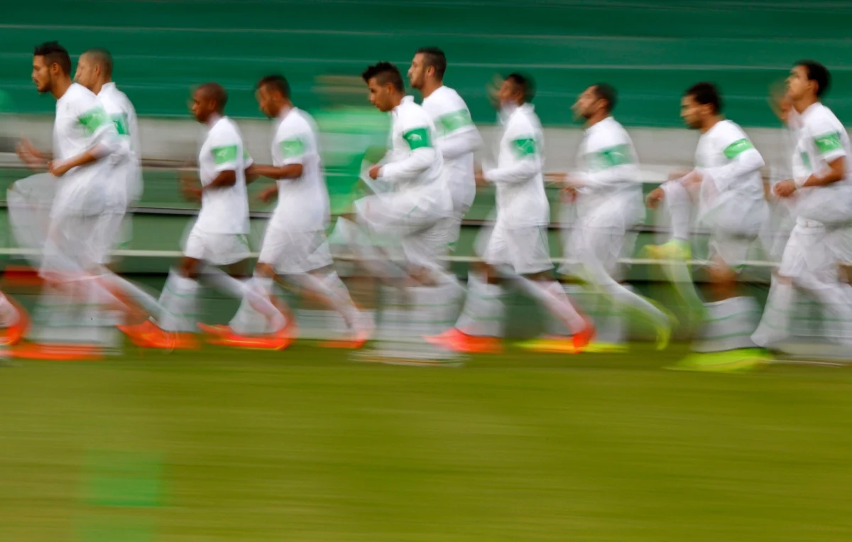 Jeśli piłkarze Algierii nie przegrają z Rosją, po raz pierwszy w historii mogą awansować do drugiej rundy mistrzostw świata! "Sbroną" jednak też może uratować tylko zwycięstwo. Mecz rozpocznie się dziś o godz. 22 czasu polskiego w Kurytybie.