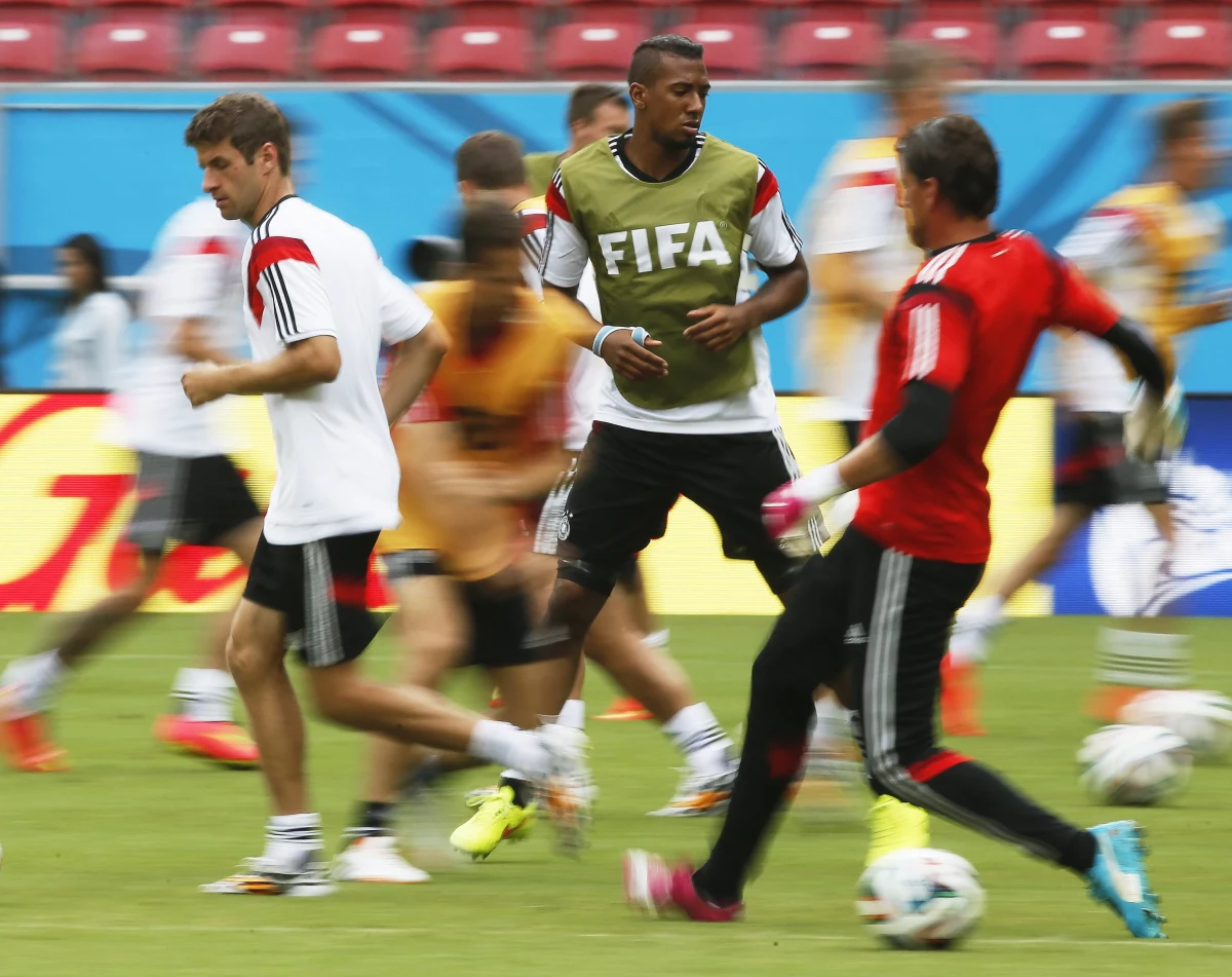 Osiem lat temu Juergen Klinsmann i Joachim Loew wspólnie poprowadzili Niemcy do trzeciego miejsca w świecie. Dzisiaj zagrają przeciwko sobie jako trenerzy reprezentacji USA i Niemiec, a stawką będzie awans do 1/8 finału mundialu. Remis usatysfakcjonuje obie drużyny, ale obie strony zapowiadają: "Nie ma mowy o żadnym porozumieniu".