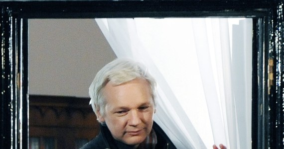 Ukrywający się od dwóch lat w ambasadzie Ekwadoru w Londynie Julian Assange weźmie udział w pokazie mody. Poszukiwany przez szwedzki wymiar sprawiedliwości założyciel portalu Wikileaks, po raz kolejny zwraca na siebie uwagę światowej opinii publicznej. 