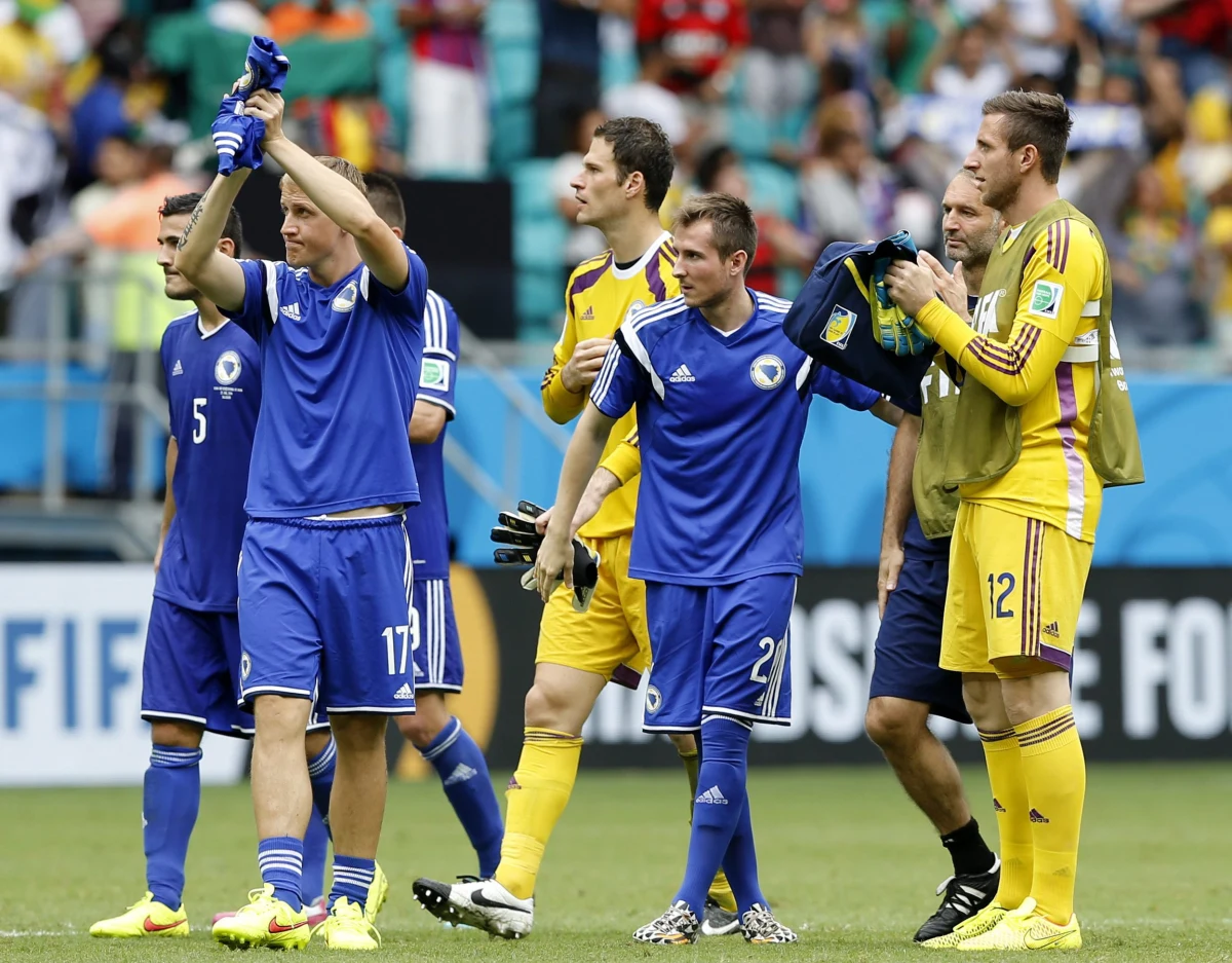 Wygrana z Iranem 3:1 w ostatnim meczu fazy grupowej brazylijskiego mundialu poprawiła notowania piłkarzy Bośni i Hercegowiny u większości rodzimych mediów. "To złota chwila dla naszej drużyny. Bośnia i Hercegowina odniosła pierwsze zwycięstwo w wielkim turnieju" - napisał portal "Reprezentacija".