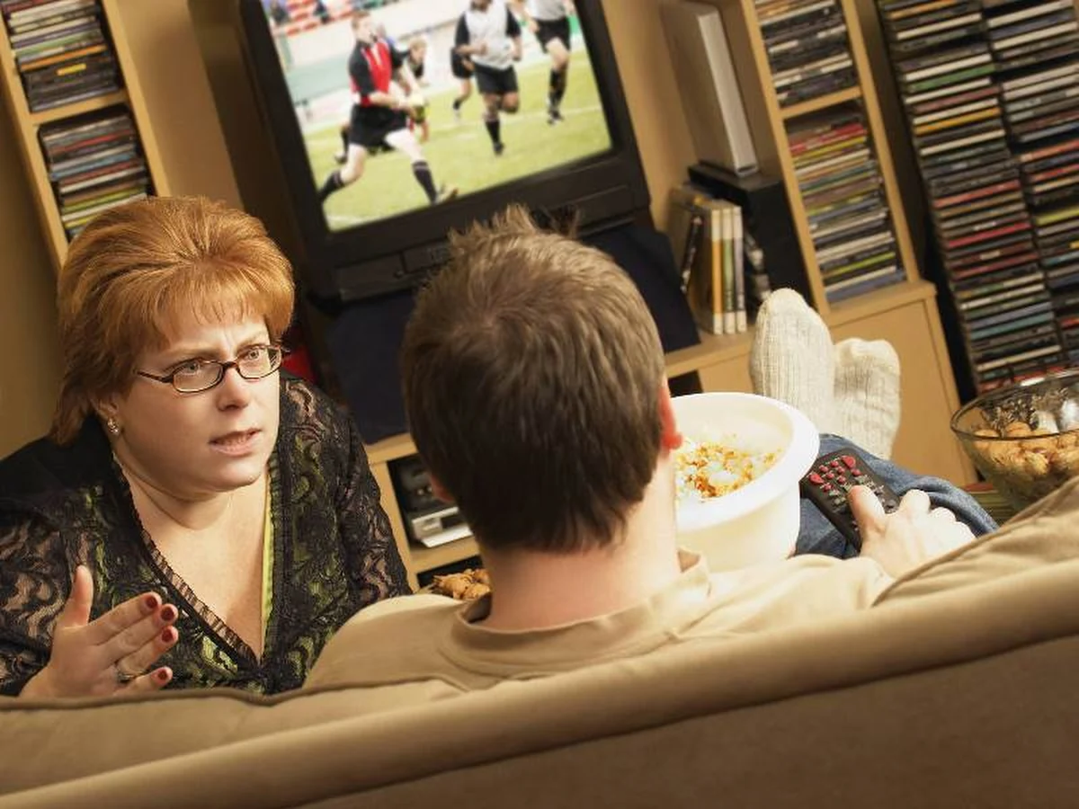 Dorośli, którzy oglądają dużo telewizji, zwiększają swoje ryzyko śmierci w relatywnie młodym wieku - przestrzegają naukowcy z Uniwersytetu Navarry w hiszpańskiej Pampelunie. Wyniki badań, opublikowane na łamach czasopisma "Journal of the American Heart Association" pokazują, że efekt jest znaczący. Jeśli przesiadujemy przed telewizorem trzy godziny dziennie lub więcej, ryzyko rośnie nawet dwukrotnie.