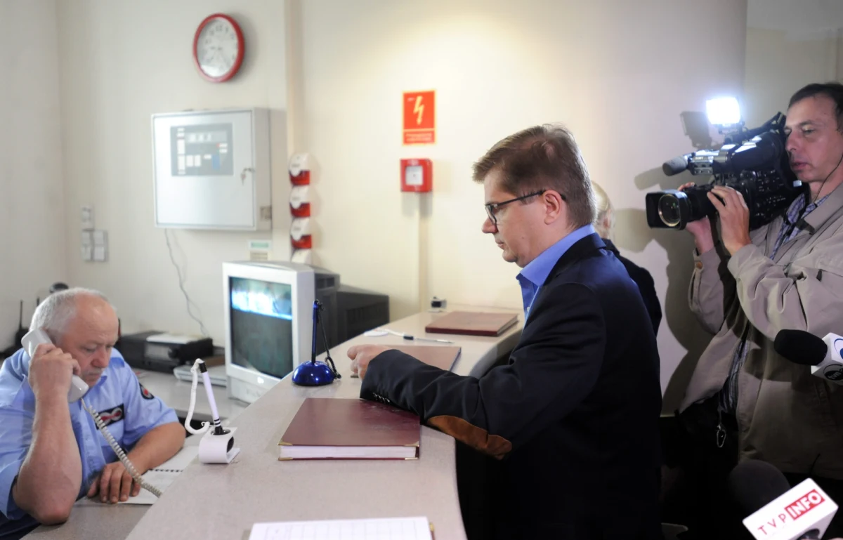 Funkcjonariusze ABW działali w redakcji "Wprost" zgodnie z prawem i nie przekroczyli swoich uprawnień - wynika z zakończonej kontroli wewnętrznej w tej sprawie. Jak poinformował rzecznik Agencji Maciej Karczyński, szef ABW natychmiast po pojawieniu się zarzutów o nieprawidłowościach powołał specjalną komisję, która miała na celu wyjaśnienie wszystkich wątpliwości.