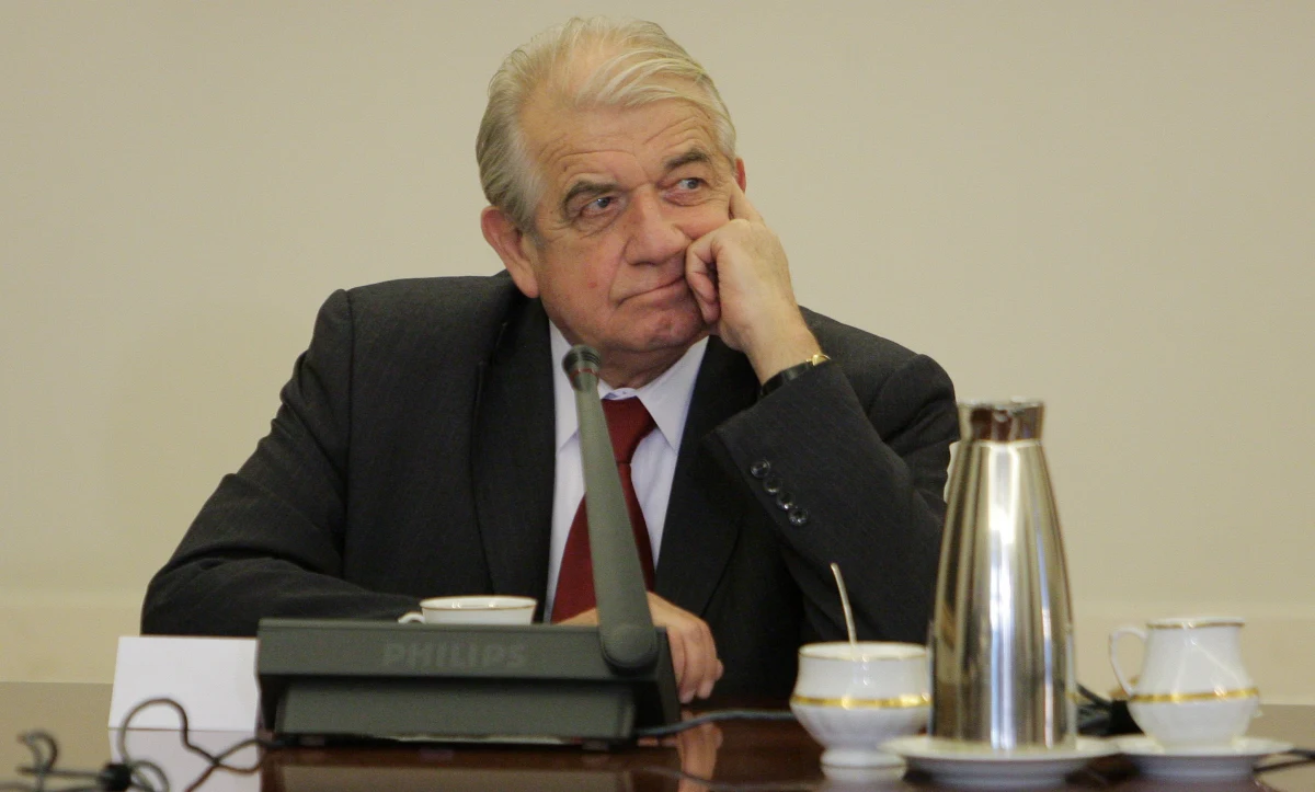 "Jeżeli te słowa z taśm są prawdą, to mamy do czynienia z korupcją polityczną" - mówi były szef Transparency International, profesor Antoni Kamiński. Profesor w rozmowie z reporterem RMF FM Grzegorzem Kwolkiem komentuje stwierdzenia Sławomira Nowaka z podsłuchanej rozmowy z Andrzejem Parafianowiczem. Z rozmowy Nowak-Parafianowicz wynika, że Platforma Obywatelska miała w 2005 roku wykupić długi komitetu Zbigniewa Religi w zamian za wycofanie się z wyborów prezydenckich i poparcie kandydata PO. Zaprzecza temu ówczesny szef kampanii Religi mec. Aleksander Pociej.