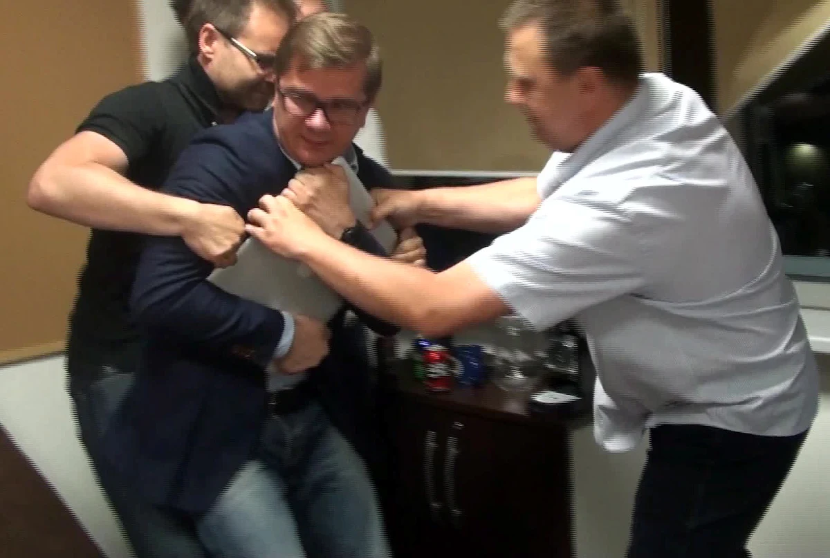 Warszawska Prokuratura Warszawa-Praga zaprezentowała fragmenty nagrań z akcji prokuratury i ABW w redakcji "Wprost".  Prokuratorzy w asyście funkcjonariuszy weszli  tam w ubiegłą środę w związku ze śledztwem dot. nielegalnego podsłuchiwania polityków. Żądali wydania nośników. Dziś okazuje się, że nagranych zostało kilkadziesiąt osób.