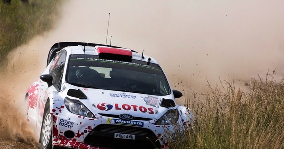 Robert Kubica (Ford Fiesta WRC) zajął czwarte miejsce na pierwszym odcinku specjalnym 71. Rajdu Polski, a na drugim dachował. Liderem imprezy, która rozpoczęła się w rejonie Mikołajek, jest po dwóch OS Norweg Andreas Mikkelsen (VW Polo WRC). 