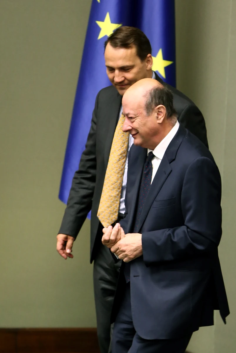 SLD zwróci się do premiera Donalda Tuska o ujawnienie wydatków z kart służbowych ministrów jego rządu. Jeśli okaże się, że płacili z państwowych pieniędzy za prywatne spotkania, SLD chce, by pieniądze zwrócili. To pokłosie ujawnionej przez "Wprost" rozmowy Sikorski-Rostowski. 