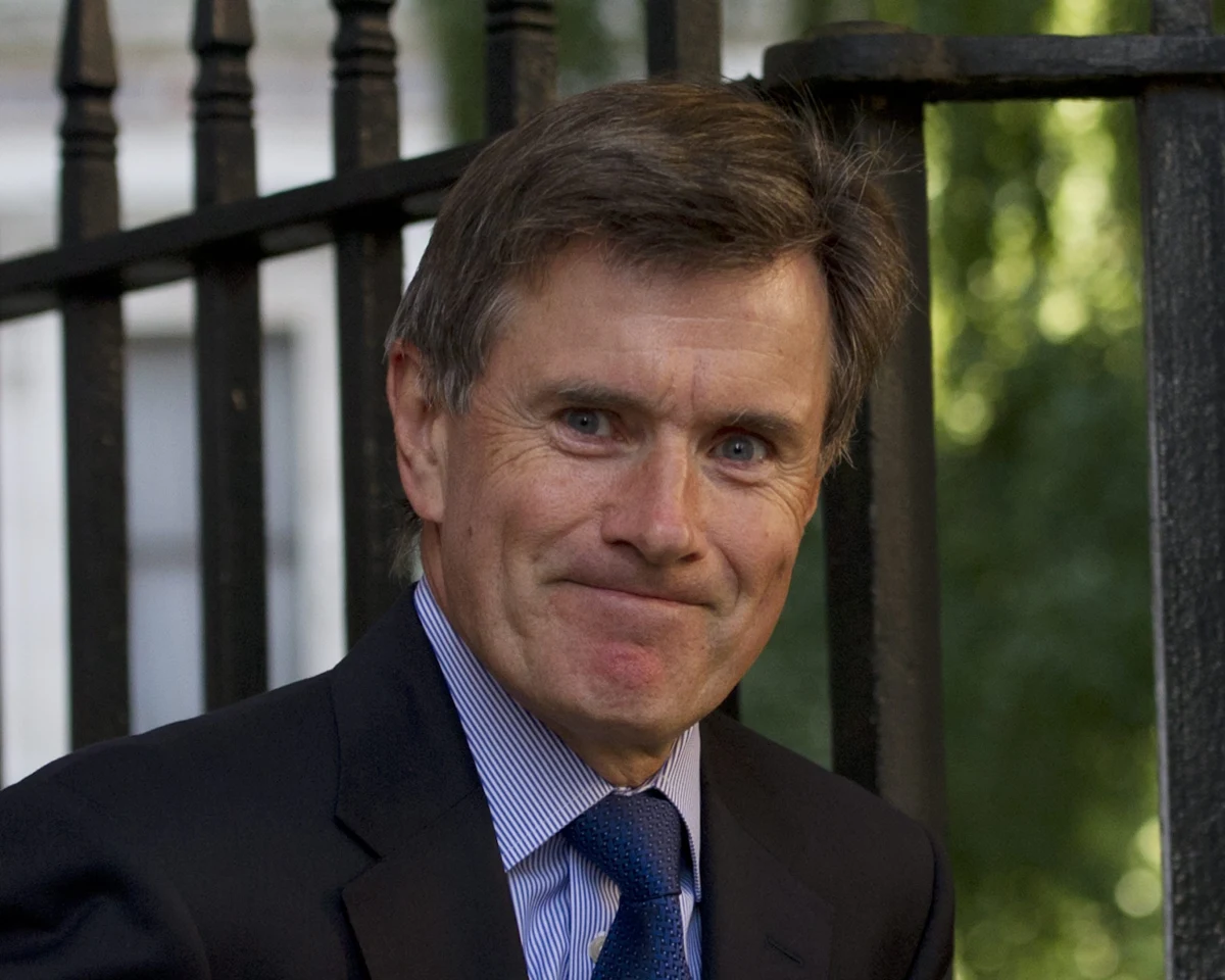 John Sawers, szef brytyjskiej agencji wywiadu zagranicznego Secret Intelligence Service (SIS), zwanej też MI6, w listopadzie odejdzie ze stanowiska wraz z upływem pięcioletniej kadencji. Powodu planowanego odejścia nie podano, ale według agencji Reutera ma to związek z wyborami parlamentarnymi w przyszłym roku. 