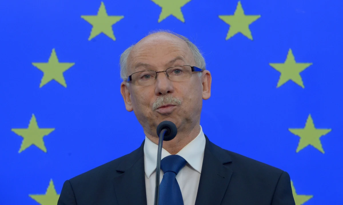 Platforma Obywatelska na gwałt szuka w Parlamencie Europejskim miękkiego lądowania dla Janusza Lewandowskiego, który żegna się z intratną posadą unijnego komisarza ds. budżetu. 