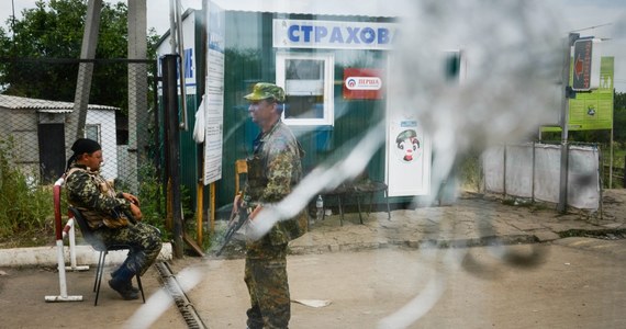 Prorosyjscy separatyści ze wschodniej Ukrainy uwolnili w nocy czterech przetrzymywanych od 26 maja obserwatorów Organizacji Bezpieczeństwa i Współpracy w Europie (OBWE). "Zostali zwolnieni bezwarunkowo. Są to Duńczyk, Turek, Szwajcar i, jeśli się nie mylę, Estończyk" - powiedział dziennikarzom samozwańczy premier Donieckiej Republiki Ludowej, Aleksandr Borodaj.