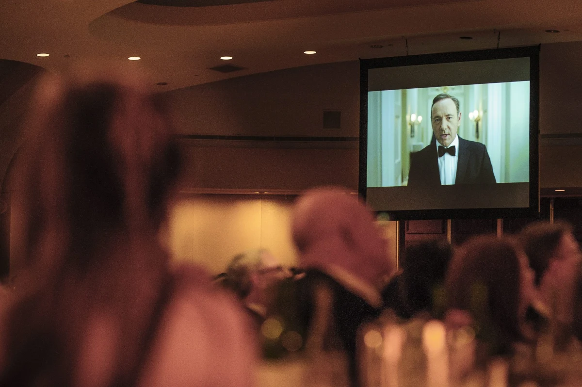 W październiku i listopadzie w Baltimore odbędą się zdjęcia do dwóch odcinków z trzeciego sezonu amerykańskiego "House of Cards", których realizację powierzono Agnieszce Holland - poinformowała reżyserka. Główne role w opowiadającym o politykach serialu grają Kevin Spacey i Robin Wright.