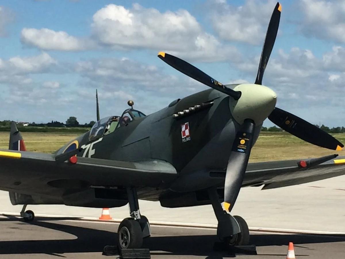 Spitfire wylądował na lotnisku w Lublinie. Oryginalny 67-latek to jeden z 40 latających obecnie na świecie samolotów tego typu. W przeszłości tylko w polskich dywizjonach było ich 1,5 tysiąca. Dzisiaj przyleciał nim jedyny polski pilot posiadający uprawnienia do latania tego typu maszyną - Jacek Mainka.