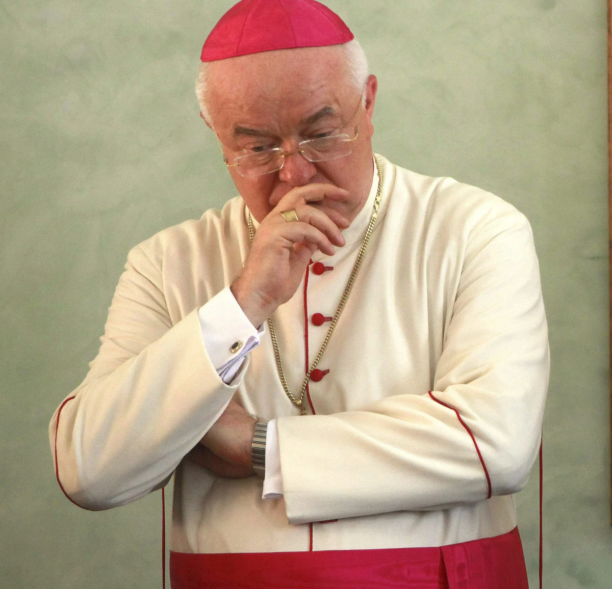 Arcybiskup Józef Wesołowski został przeniesiony do stanu świeckiego. Zdecydował tak trybunał działający przy watykańskiej Kongregacji Nauki Wiary. Duchowny może jeszcze odwołać się od tej decyzji do drugiej instancji - informuje biuro prasowe Watykanu. Arcybiskup jest oskarżony o pedofilię. Jest byłym nuncjuszem apostolskim na Dominikanie. 