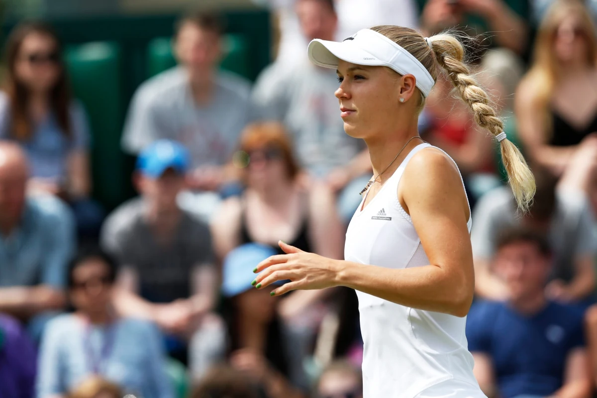 Rumuńska tenisistka Simona Halep, rozstawiona z numerem 3 finalistka tegorocznego French Open, awansowała do trzeciej rundy wielkoszlemowego turnieju tenisowego na trawiastych kortach w Wimbledonie. Już w 1/8 finału jest natomiast m.in. Dunka Caroline Wozniacki.