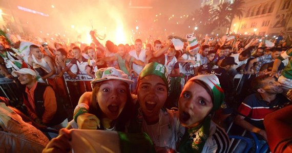 Tłumy na ulicach, fajerwerki, klaksony samochodowe, specjalne wydania gazet - Algieria na różne sposoby świętuje pierwszy, historyczny awans piłkarskiej reprezentacji do 1/8 finału mistrzostw świata.  
