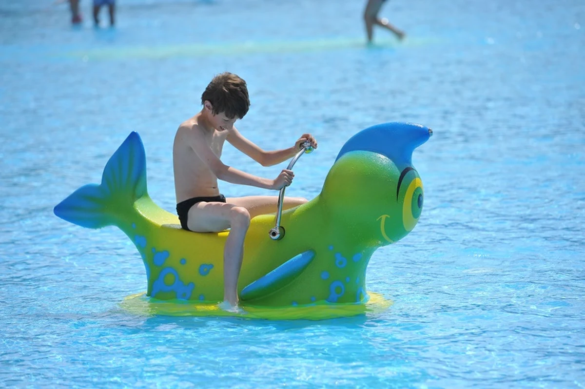 Pierwszy weekend wakacji zapowiada się ciepły i dość słoneczny. Na termometrach zobaczymy nawet 27 stopni Celsjusza. Ale są też złe informacje. Synoptycy ostrzegają przed burzami, które lokalnie mogą być gwałtowne. W sobotę zagrzmi na północy i zachodzie kraju, a w niedzielę niespokojnie będzie już prawie w całym kraju. 