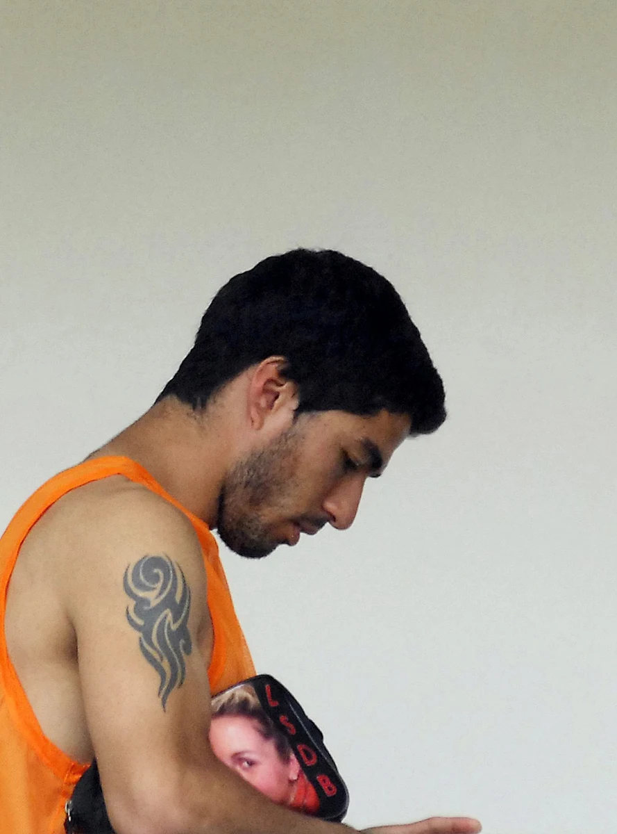 Kara dla Luisa Suareza jest zbyt surowa - uważa włoski piłkarz Giorgio Chiellini. To właśnie on stał się ofiarą Urugwajczyka, który ugryzł w decydującym dla tych drużyn meczu mundialu w Brazylii. FIFA zdyskwalifikowała piłkarza Liverpoolu na dziewięć meczów w reprezentacji.