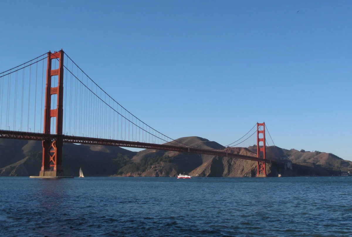 ​Na słynnym moście Golden Gate nad zatoką San Francisco zostanie zainstalowana specjalna stalowa siatka. Ma ona zabezpieczać przed skokami z niego do wód zatoki - poinformował przedstawiciel władz miasta Denis Mulligan.
