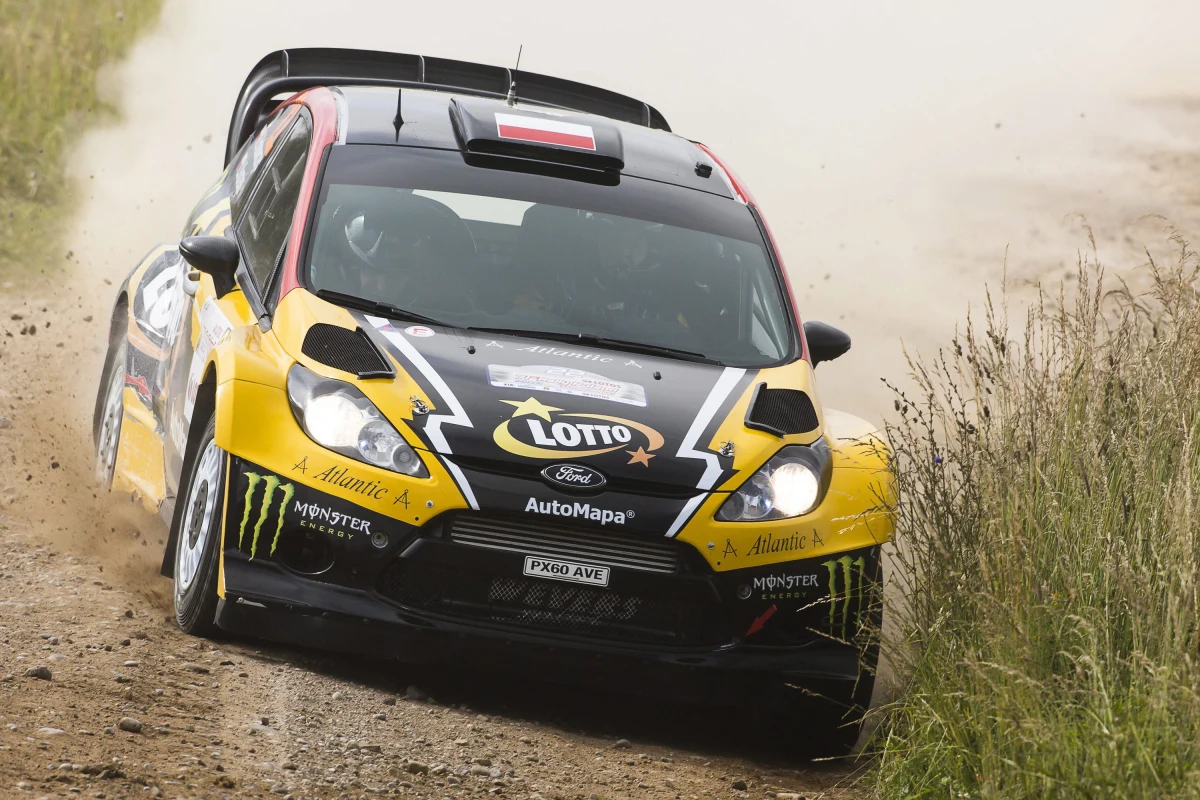 Na 13. odcinku specjalnym Rajdu Polski dachował Krzysztof Hołowczyc. Załodze nic się nie stało, ale jeszcze nie wiadomo, czy będzie mogła wrócić na trasę. 