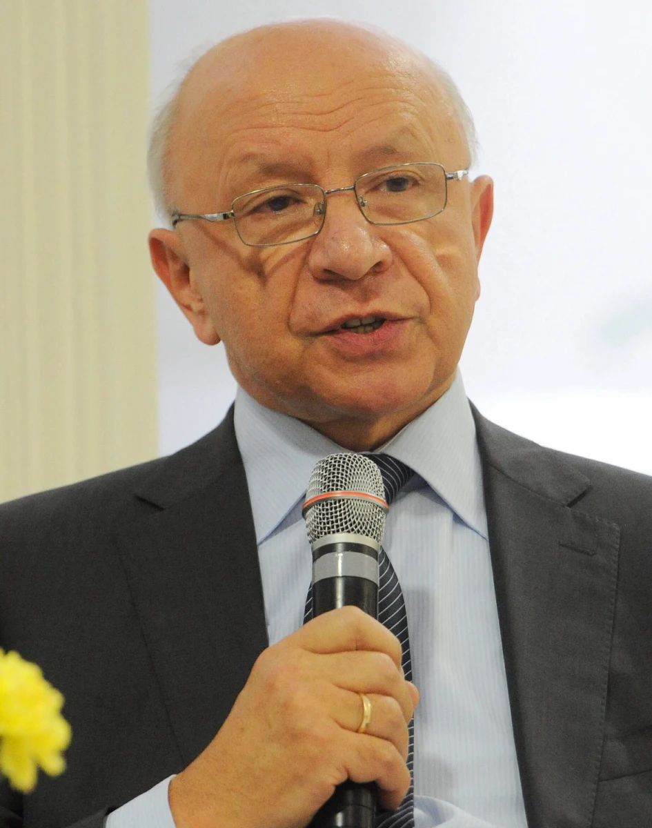 "Uważam, że ten przepis jest zły, niepraktyczny, jest przyczyną konfliktu sumienia u lekarzy, powoduje trudne sytuacje dla wszystkich - i dla pacjentek, które zdecydowały się na aborcję, i dla personelu medycznego" – mówi o regulacjach dotyczących klauzuli sumienia prof. Bogdan Chazan, dyrektor warszawskiego szpitala im. Św. Rodziny. Chazan jest jedną z ok. 3 tys. osób związanych ze służbą zdrowia, które podpisały "Deklarację wiary", gdzie zapisano m.in. pierwszeństwo prawa bożego nad prawem ludzkim.