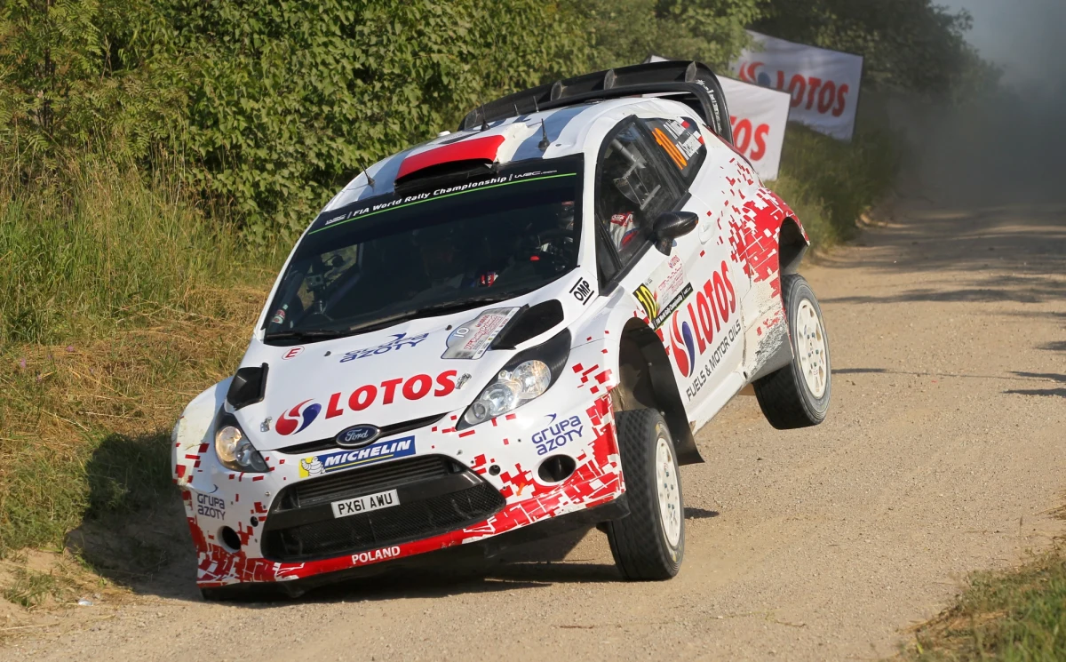 Robert Kubica (Ford Fiesta WRC) na metę 14. odcinka specjalnego Rajdu Polski - Gołdap 1 o długości 35,2 km - wjechał na lewym, przednim "kapciu". Krakowianin powiedział, że może mieć problemy na trasie dojazdowej i kolejnym OS-ie, gdyż nie ma opony zapasowej.