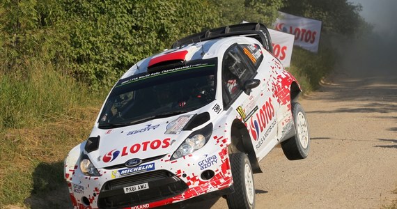 Robert Kubica (Ford Fiesta WRC) na metę 14. odcinka specjalnego Rajdu Polski - Gołdap 1 o długości 35,2 km - wjechał na lewym, przednim "kapciu". Krakowianin powiedział, że może mieć problemy na trasie dojazdowej i kolejnym OS-ie, gdyż nie ma opony zapasowej.